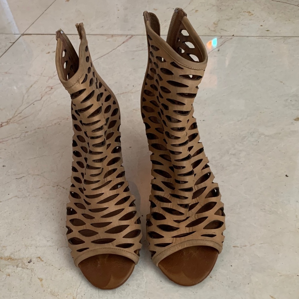 Jeffrey Campbell. Cuban heel leather sandals. 7.5.